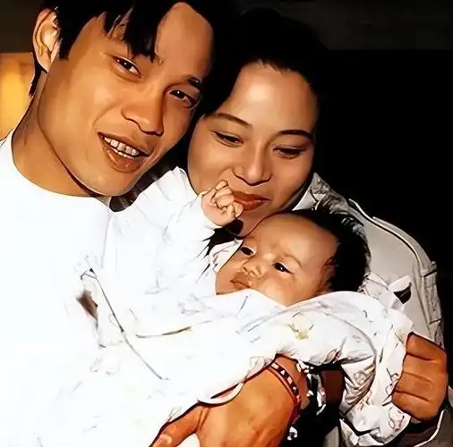 回顾范志毅被前妻逼着给百万分手费如今娶小娇妻和女儿当闺蜜