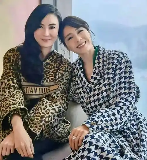 50岁黎姿同框41岁张柏芝,穿千鸟格太优雅,凭气质抹平9岁年龄差_大衣