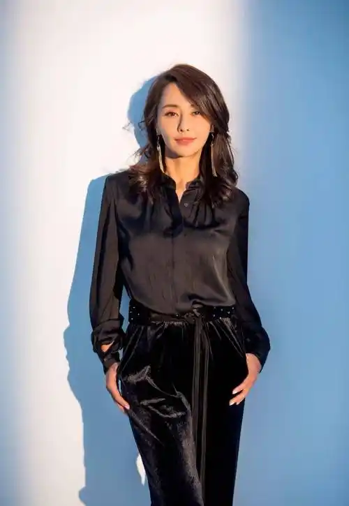 原创吴奇隆前妻马雅舒近照曝光脸变僵硬不自然混血儿女却颜值惊人