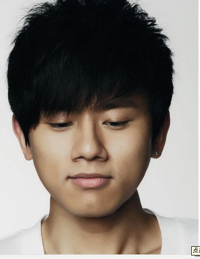 开门大吉中男歌手年轻的战场是谁唱的?