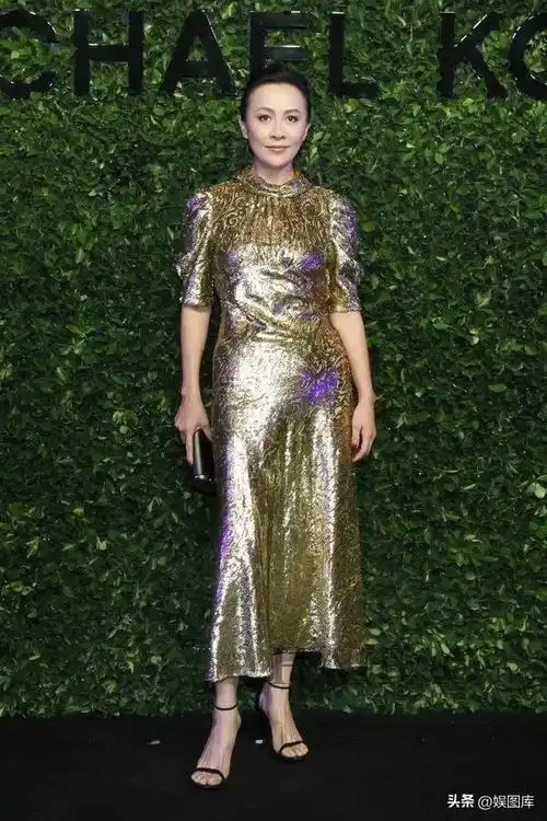 58岁刘嘉玲穿蓝色礼服裙开叉到大腿太耀眼窈窕身材依旧靓美