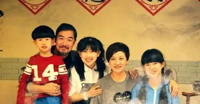 众所周知张国立和邓婕是娱乐圈中非常恩爱的一对夫妻,两人结婚几十年