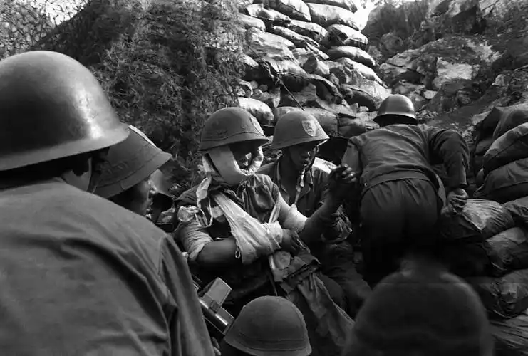 老山前线珍贵照片:冒着生命危险也要去救战友,看完最后一张哭了