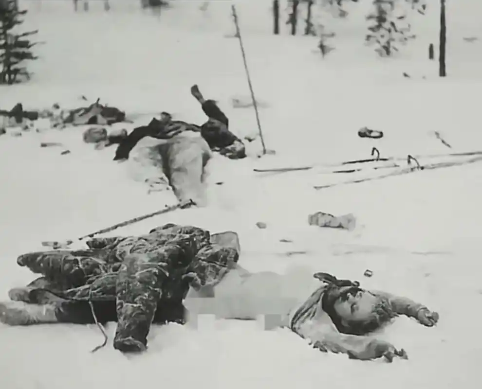 1942年,一名苏联女兵阵亡后的照片,被扒掉上衣遗尸在积雪当中,那时候