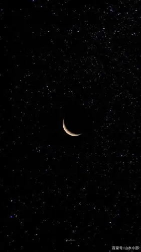 北京早晨天空出现唯美天象"新月抱旧月"