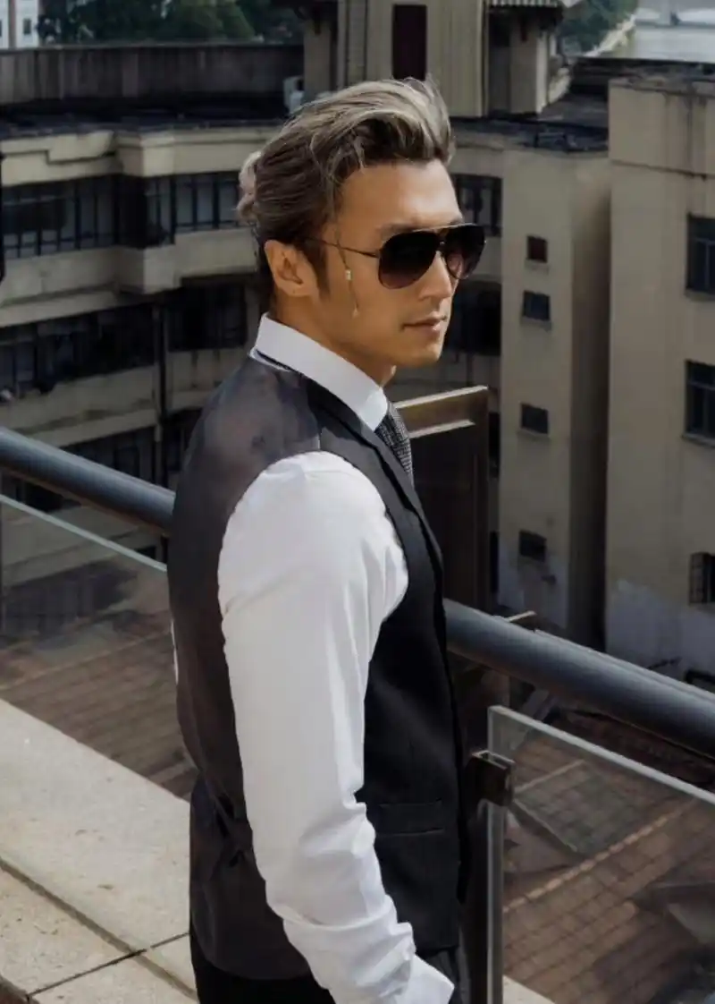 谢霆锋在天台凹造型耍帅,头发染了一半潮范十足,虽然穿衣打扮还是他