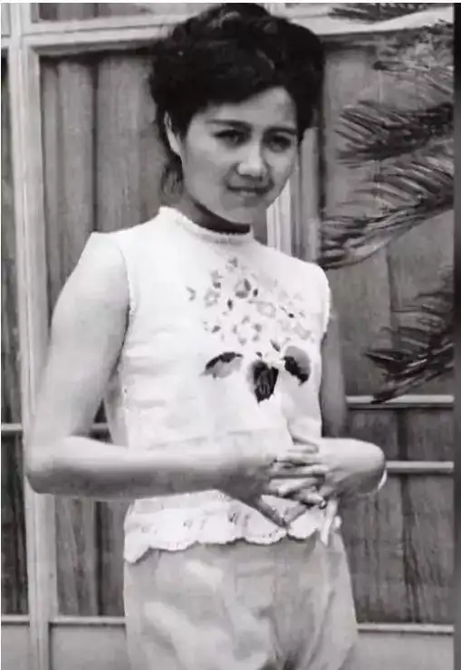 穿衣时髦又前卫,图中的黑白照片就是年轻时的蓝琼缨,相比自己的外孙女