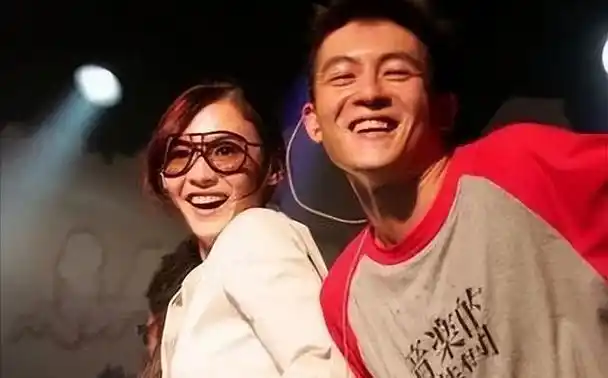 张柏芝孙东海现身泳池,她穿黑衣笑容甜蜜,男方与3娃互动显拘谨