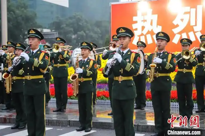 军乐队演奏《歌唱祖国》. 毕俊耀 摄