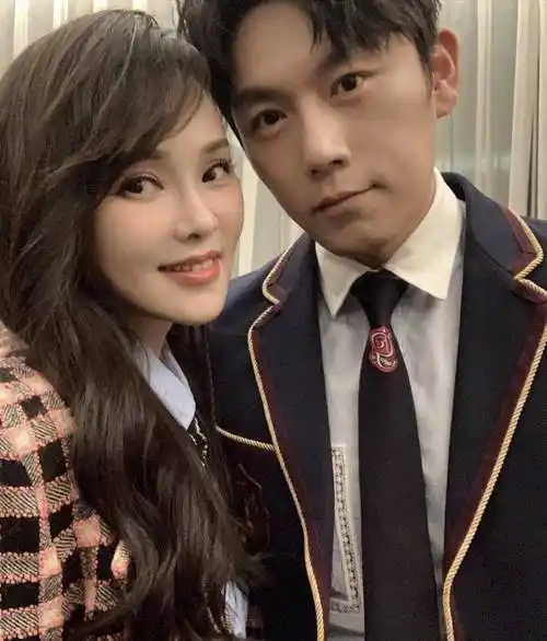 伊能静晒与秦昊合照,穿校服扮美,却被吐槽滤镜开到失真