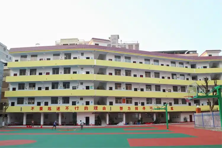 教学楼正面"不要陈述不行的理由,努力探寻可行的方案"曾一度激励我们