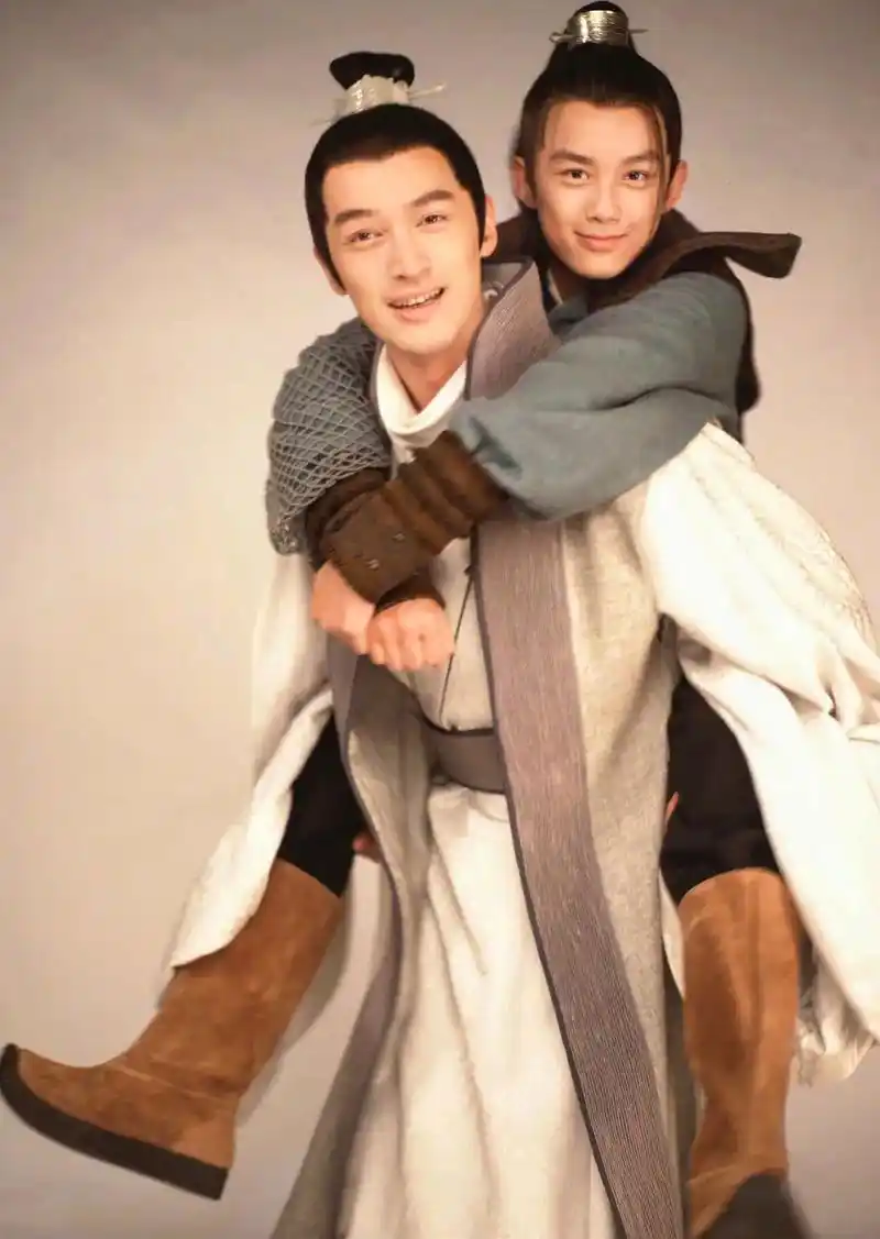 吴磊小时候,胡歌轻轻松松就能抱起他.