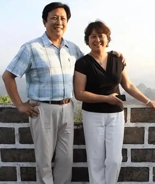 回顾唐国强的女儿唐亮生母悲情早逝她在泪水中理解父亲和继母