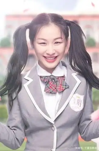 喜剧演员金靖时尚美照,美丽动人