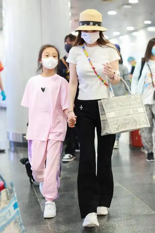 李小璐带女儿外出聚餐!