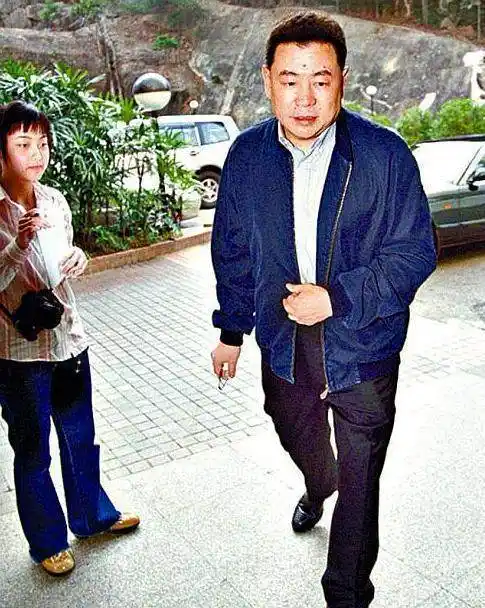 刘銮雄牵着甘比去宴会四个保镖八条毛巾随时候命