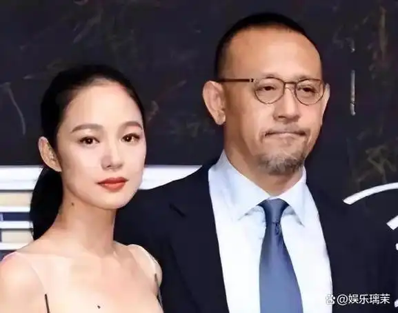 随后,姜文的感情故事进入了新篇章,这一次的女主角是一位外国女子.