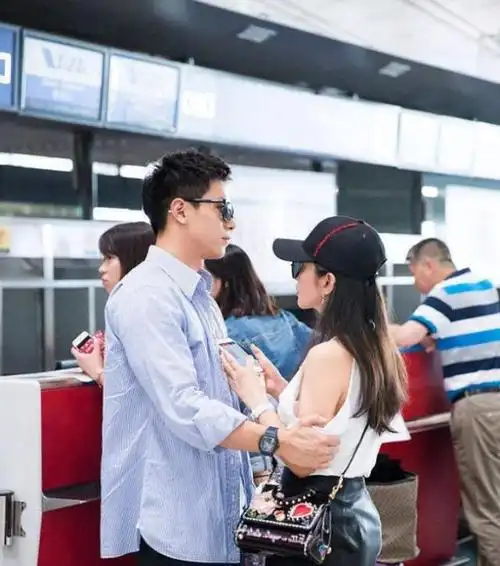 虽然李冰冰和男友许文楠都16岁了,但却一直都是恩爱,两人关系稳定也