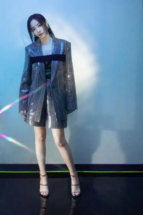 张靓颖又不好好穿衣服啦西装搭配黑色丝带是什么意思