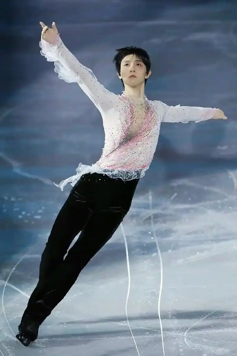 羽生结弦表演滑亲吻冰面 #羽生结弦春来了 再现冰吻礼,他独 - 抖音