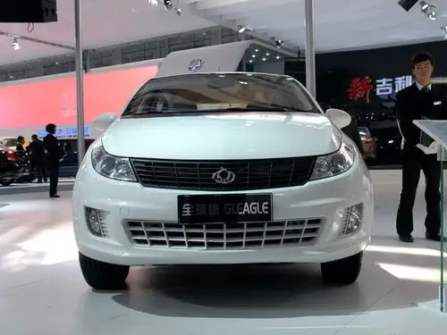 白色全球鹰gc5车前正视