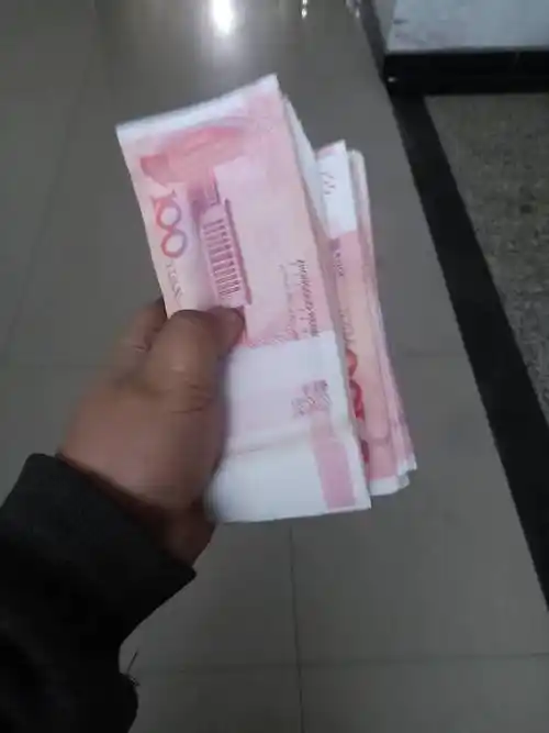 跪求一张手拿千元大钞滴真实图!-贷款交流··卡农论坛
