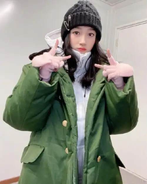 关晓彤一件合身的羽绒服,在后台裹着一件军装,别让人觉得冷