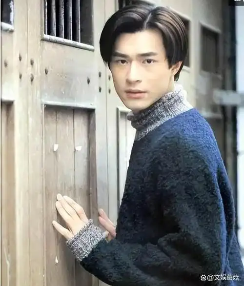 据照片显示,古天乐身着休闲西装,内搭黑色衬衣,佩戴金丝眼镜,发型整齐