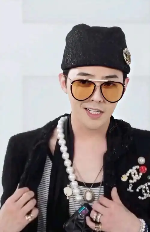 权志龙 × chanel 2021春夏大秀云看秀穿搭造型,身穿纯黑软呢外套搭配