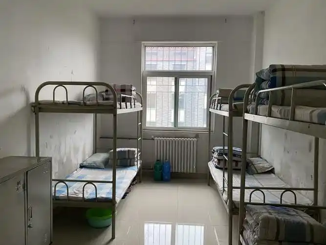 孩子们干净整洁的宿舍
