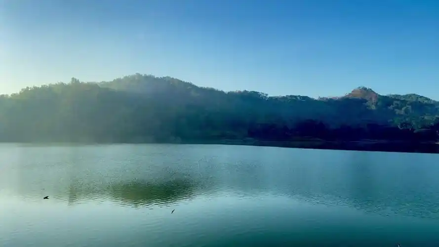 在一个阳光明媚的早晨,干燥季节的塞尔莫湖的美丽景色.