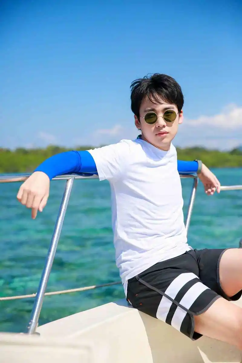 95后郭麒麟脱下大褂,穿黑灰条纹西装清爽帅气,不愧是相声界潮男_黑色