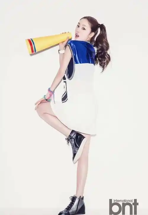 secret组合开始在国外走红,团内成员全孝盛,郑荷娜,宋智恩,韩善花都