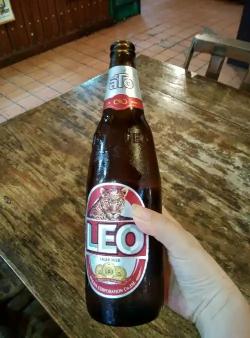 晚上逛拜县夜市,喝啤酒,吃小吃,欧美人之多,他们手拿一瓶啤酒可以呆