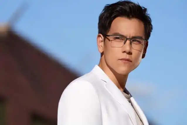 王源(图片来源:豆瓣) 睿智性感系眼镜 成熟魅力男参考:彭于晏 彭于晏