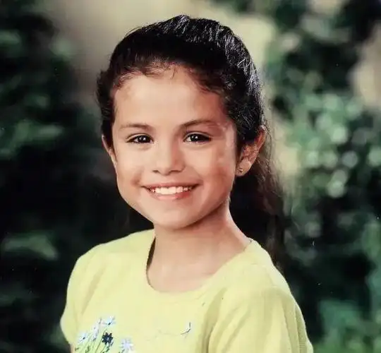 没几天海莉也po了张自己小时候的照片,配文:用力拥抱这个小女孩.