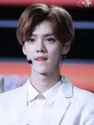 图中的发型叫什么名?需要烫发吗?