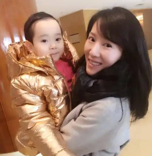 李念和51岁富豪老公罕见合照,生俩娃脸还美得像少女,笑靥如花_生活