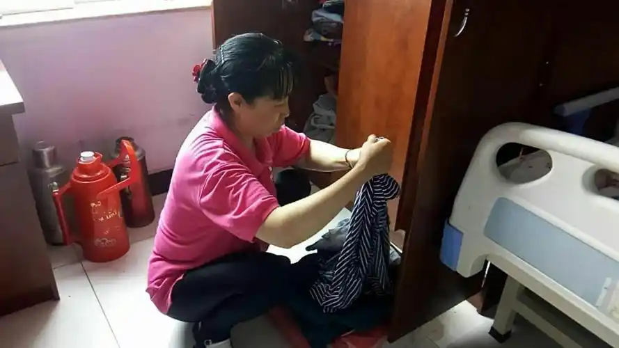 万全阳光家园!护理员今天给老人们换衣服,剪指甲,刮胡子,擦栏杆