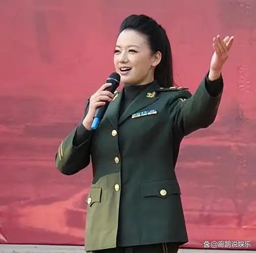 柏文是一位有21年军旅生涯的歌手,先是在南京武警总队文工团当了五年