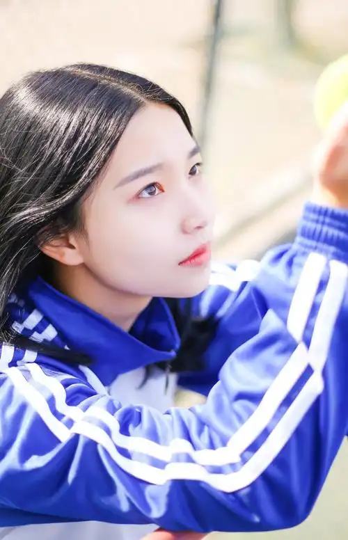 清纯美女蓝色校服阳光户外写真高清图片