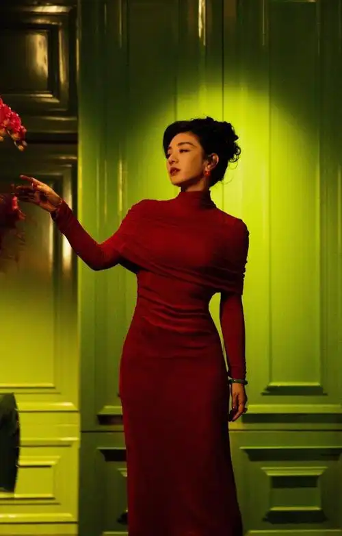 黄奕上海滩老板娘造型!身穿紧身红裙77复古发型,女人味十足