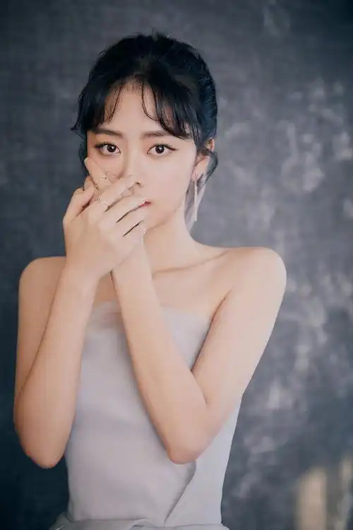 美翻谭松韵水雾蓝开衩长裙