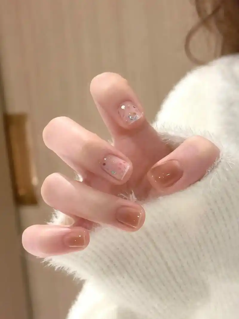 温柔吧～这组配色.#美甲分享 #短指甲也可以这么美 #女生的 - 抖音