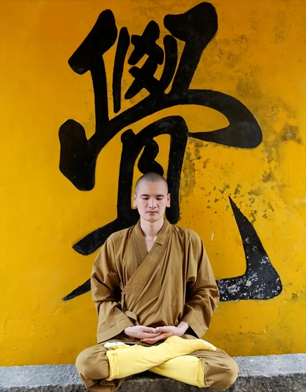 男子辞去公务员当和尚,富婆开法拉利,带着400万求他还俗结婚