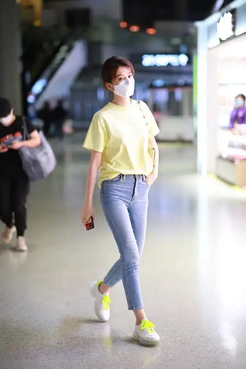 一秒入夏乔欣私服穿搭堪称少女模板黄色短t简约清新显元气活力