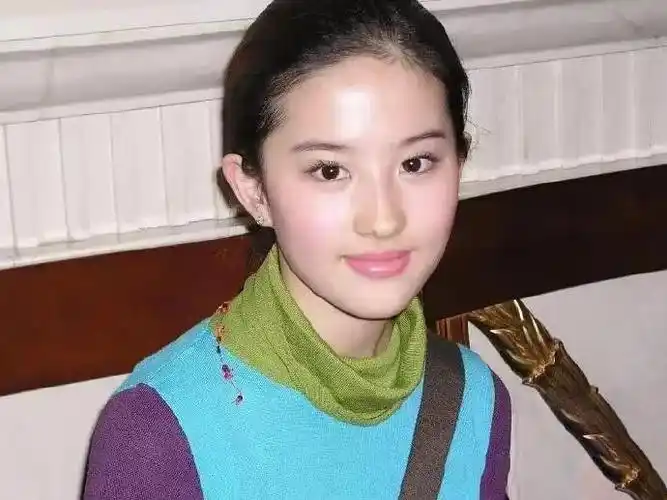 刘亦菲最精明的"营销",都藏在她的丑衣服里