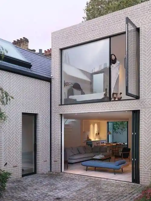 2楼落地窗不做防护看着都心惊胆战这要在国内早被城管教育了