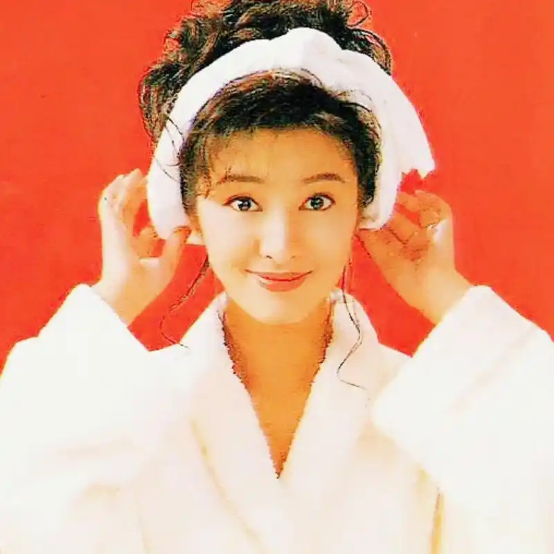 苏芮是台湾著名当红女歌手,八十年代演唱的《跟着感觉走》和《酒干倘