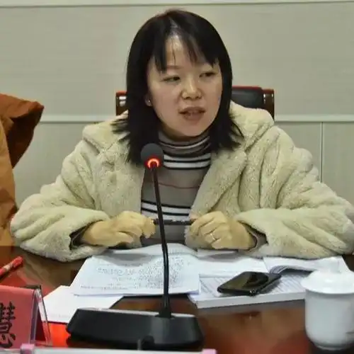 贵州省语言文字工作委员会办公室主任朱琴讲话副校长张伟作报告发言在